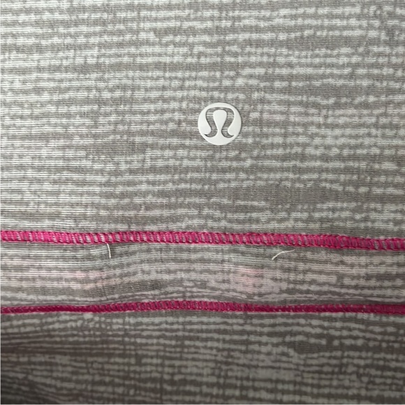 New without tag Lululemon infinity scarf wrap in gray and pink - Picture 4 of 4